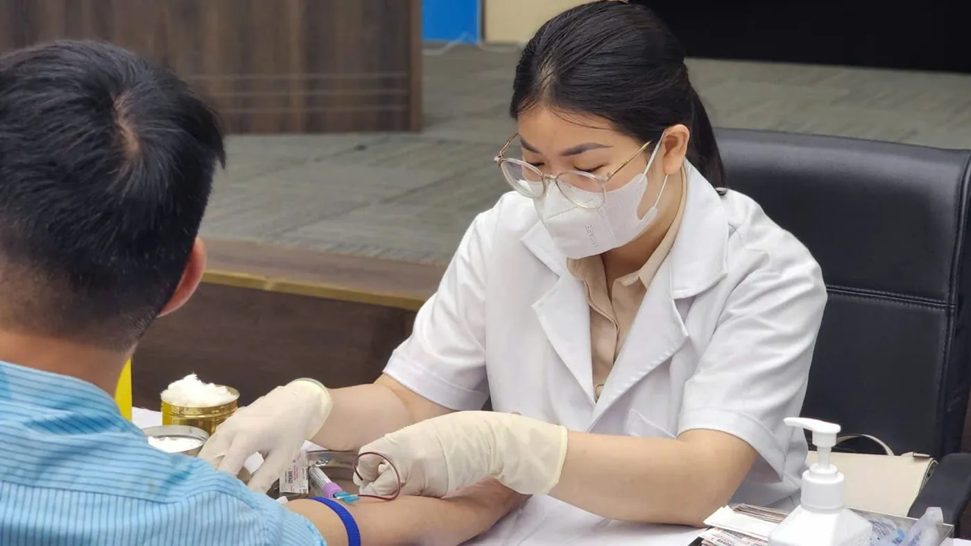 Kỹ thuật viên PisoK lấy mẫu máu xét nghiệm cho khách hàng